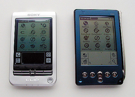 Sony Cliй PEG-T415 (left) and Handspring Visor Edge (right) in diffused outdoor natural light